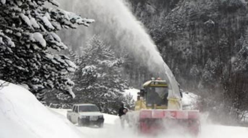 Y&uuml;zlerce ara&ccedil; yollarda mahsur kaldı