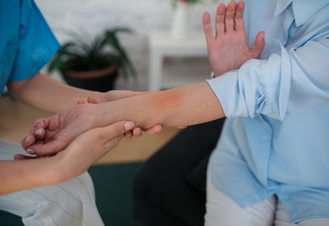 Sakın s&uuml;rmeyin! Yanıklara b&ouml;yle m&uuml;dahale ediyorsanız hemen bırakın 'Aşırı şekilde arttırıyor' İşte kaynar su d&ouml;k&uuml;l&uuml;nce ilk yapılması gerekenler