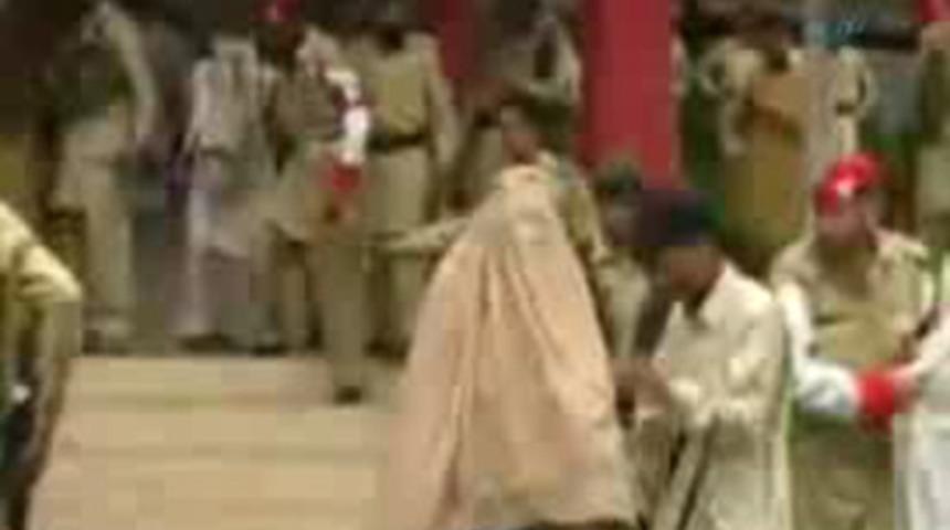 Taliban militanlarına etek giydirdiler