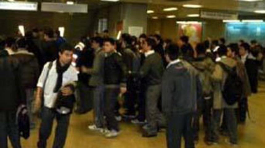 Metroda sağ sol kavgası