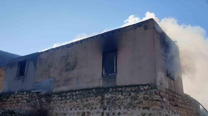 Mardin’de boş olan ev yanarak kullanılamaz hale geldi