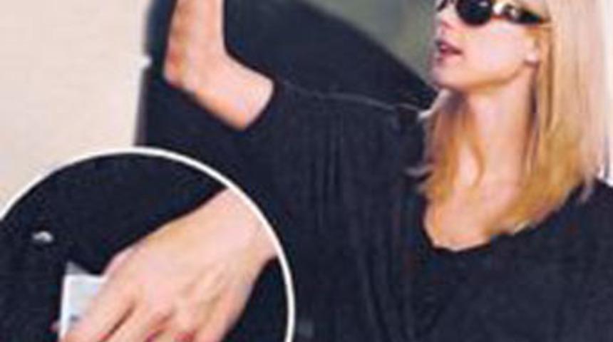 Boşanmadan y&uuml;z&uuml;ğ&uuml;n&uuml; &ccedil;ıkardı