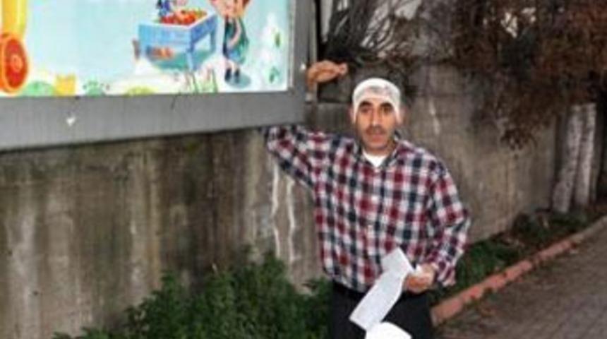 Başını tabelaya &ccedil;arpıp yaralandı