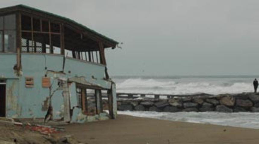 Dev dalgalar 16 yazlık evi yıktı