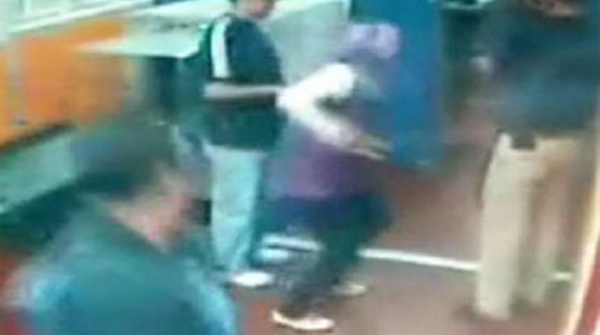 Filistinli kız, İsrail askerini bı&ccedil;akladı