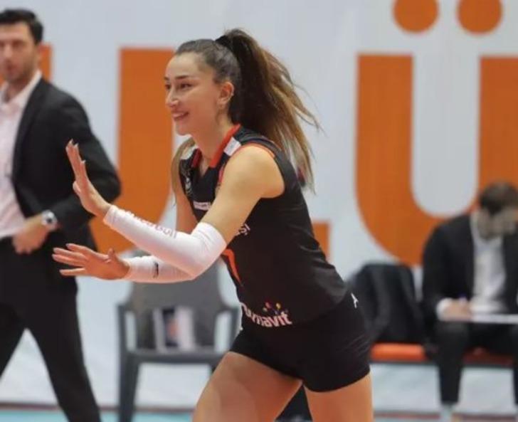 Filenin Sultanları'ndan Hande Baladın bacak ve sırt dekoltesiyle olay oldu! "Dünyanın en güzel voleybolcusu" 728xauto