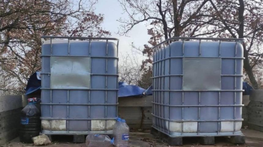 Edirne'de trakt&ouml;r r&ouml;morkunda 2 bin 200 litre sahte i&ccedil;ki yakalandı