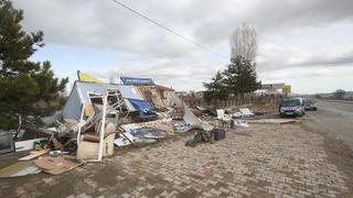 Konya'da öfkeli müşteri iş makinesiyle restoran ve büfeyi yıktı