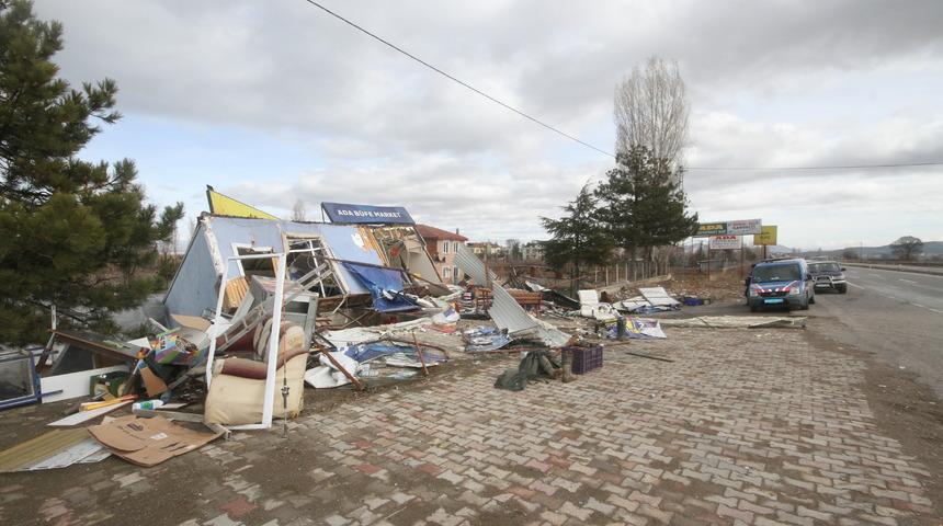 Konya'da öfkeli müşteri iş makinesiyle restoran ve büfeyi yıktı
