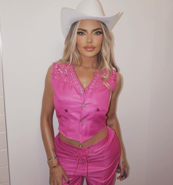 Love Island (Aşk Adası) programının eski yarışmacı Megan Barton Hanson şeffaf elbisesiyle kıvrımlarını sergiledi! "Bunu buraya bırakıyorum" G2