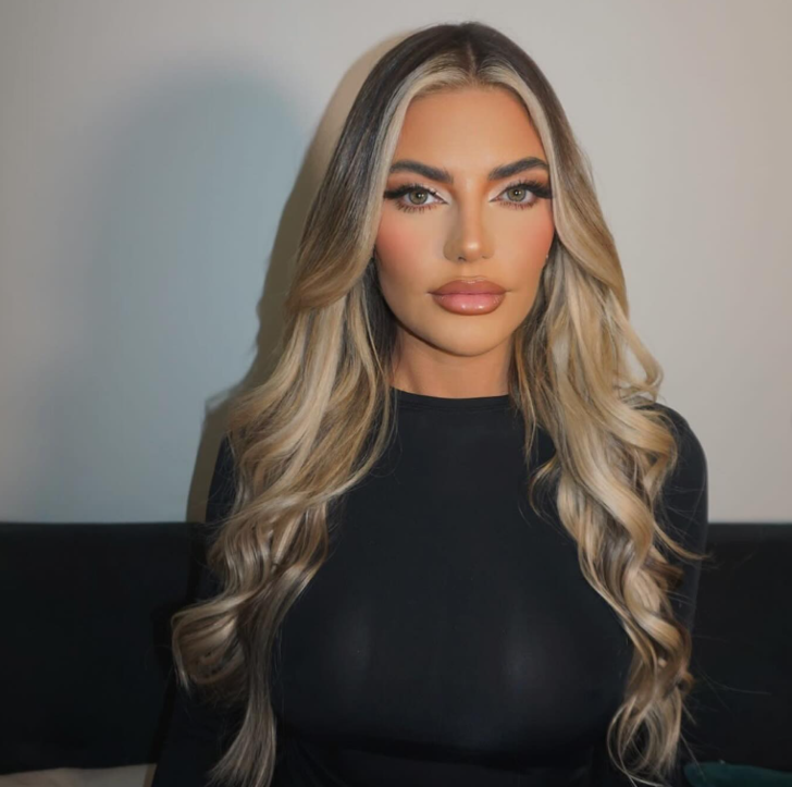 Love Island (Aşk Adası) programının eski yarışmacı Megan Barton Hanson şeffaf elbisesiyle kıvrımlarını sergiledi! "Bunu buraya bırakıyorum" G3