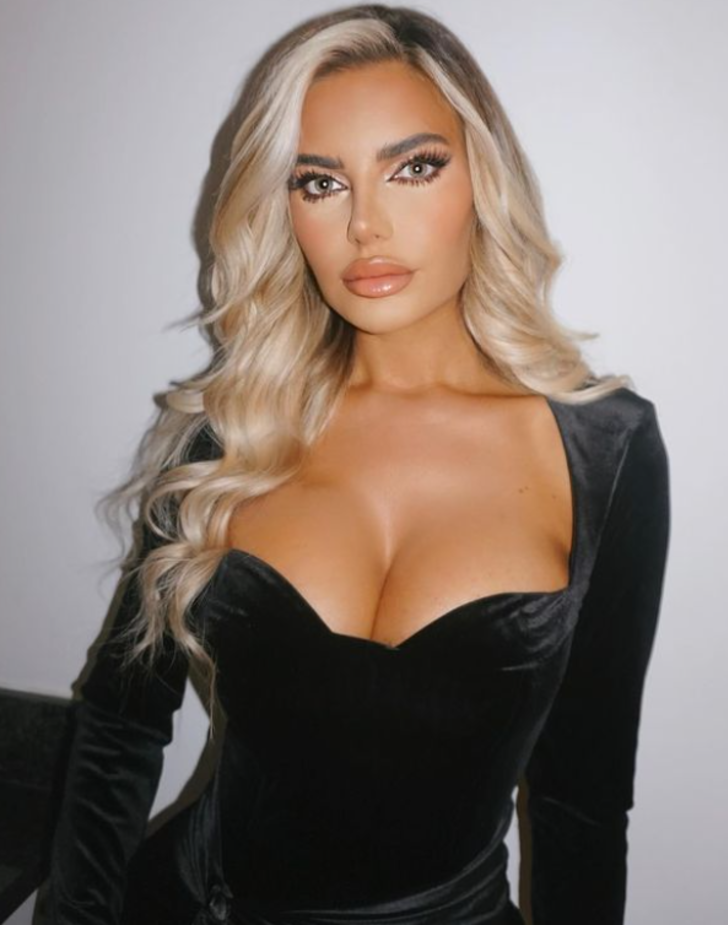 Love Island (Aşk Adası) programının eski yarışmacı Megan Barton Hanson şeffaf elbisesiyle kıvrımlarını sergiledi! "Bunu buraya bırakıyorum" G4