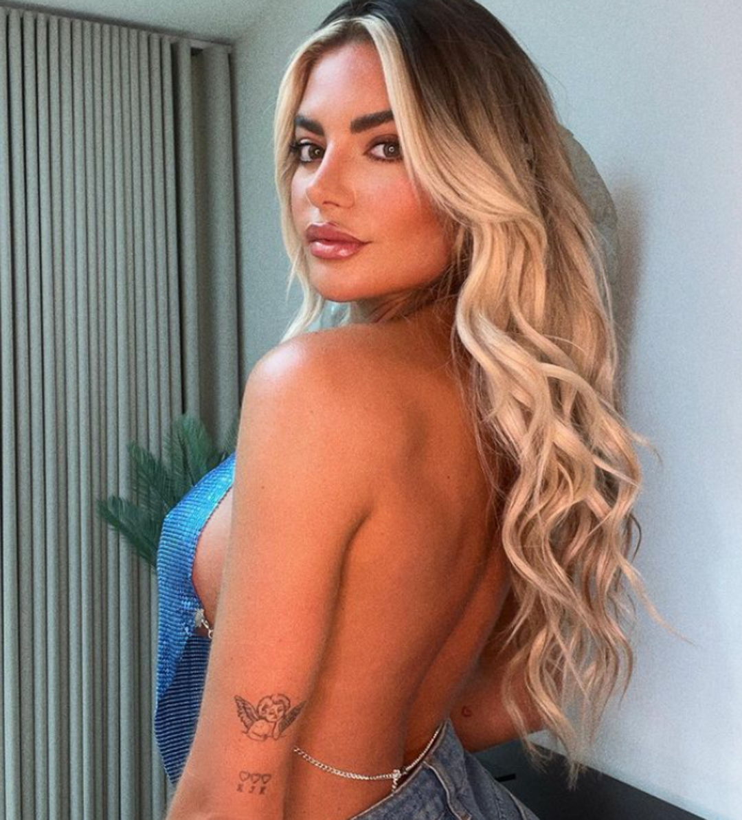 Love Island (Aşk Adası) programının eski yarışmacı Megan Barton Hanson şeffaf elbisesiyle kıvrımlarını sergiledi! "Bunu buraya bırakıyorum"