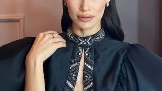 Kızılcık Şerbeti'nin Alev'i Müjde Uzman süper mini elbisesiyle poz verdi! Cesur seçimi olay oldu 