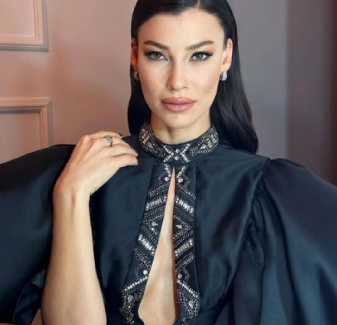 Kızılcık Şerbeti'nin Alev'i M&uuml;jde Uzman s&uuml;per mini elbisesiyle poz verdi! Cesur se&ccedil;imi olay oldu 