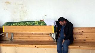 Bu acıya yürek dayanmaz! Bebeğinin tabutu başında gözyaşlarına boğuldu