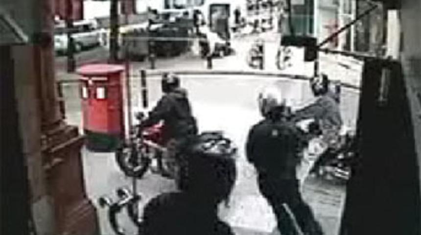 Motosikletli hırsızlar iş başında