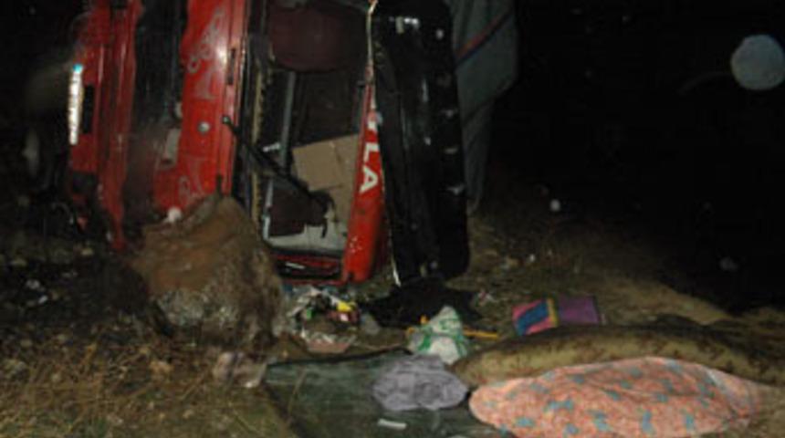 Otomobille kamyon &ccedil;arpıştı: 6 &ouml;l&uuml;