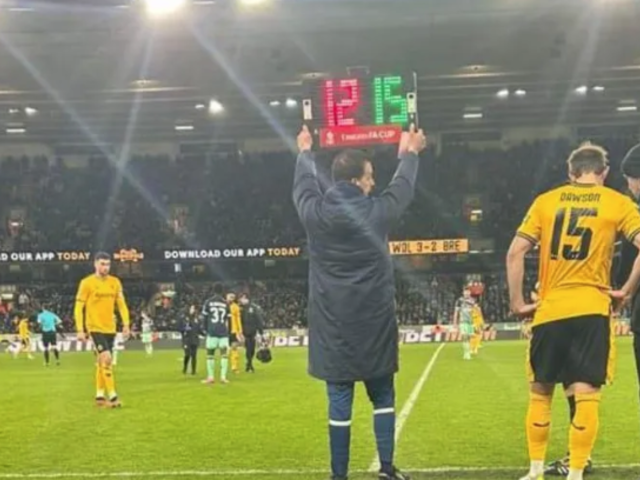 Yeşil sahalarda bu da oldu! Taraftar hakemin yerine geçti