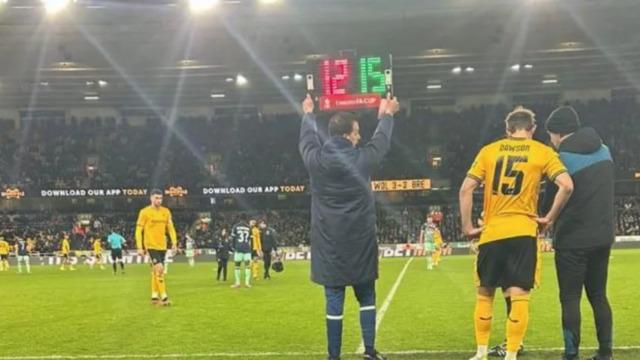 Yeşil sahalarda bu da oldu, hakem sakatlanınca tribündeki seyirci yerine geçti! Duyanları hayrete düşüren olay