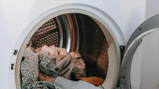 Hem faturanız daha az gelecek hem zaman size kalacak! Ütüyle cebelleşmek istemiyorsanız... Makineden çamaşırların kırışık çıkmaması için bunu yapın