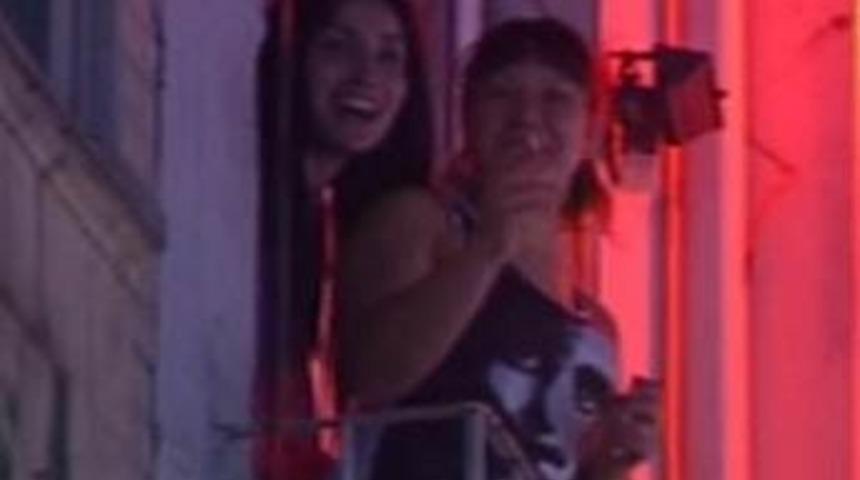 Bar balkonundan striptiz şov