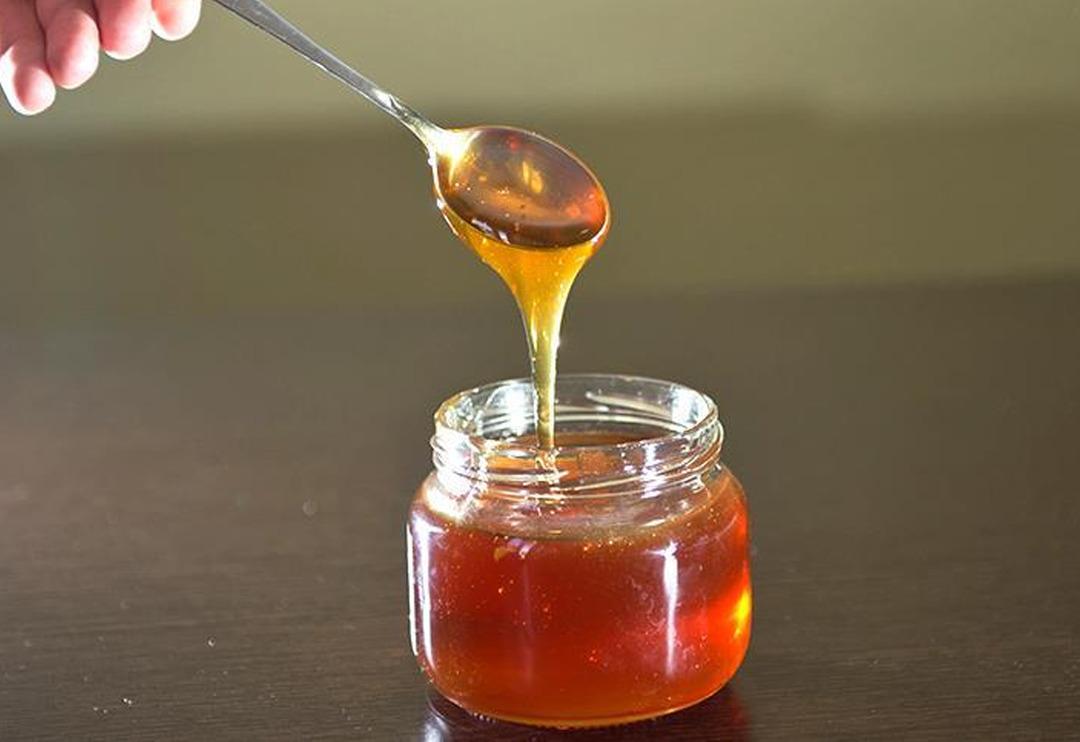 Herkes yanlış biliyormuş! Balın şekerlendiğini g&ouml;r&uuml;yorsanız... Marketten alırken etikette o c&uuml;mleye bakın