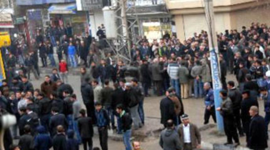 Aşiret kız i&ccedil;in d&uuml;kkan bastı