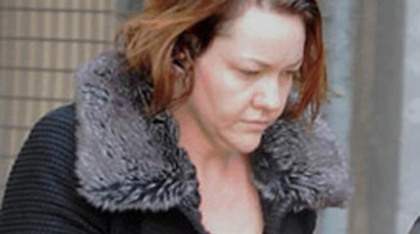 Para i&ccedil;in oğlunu yaktı