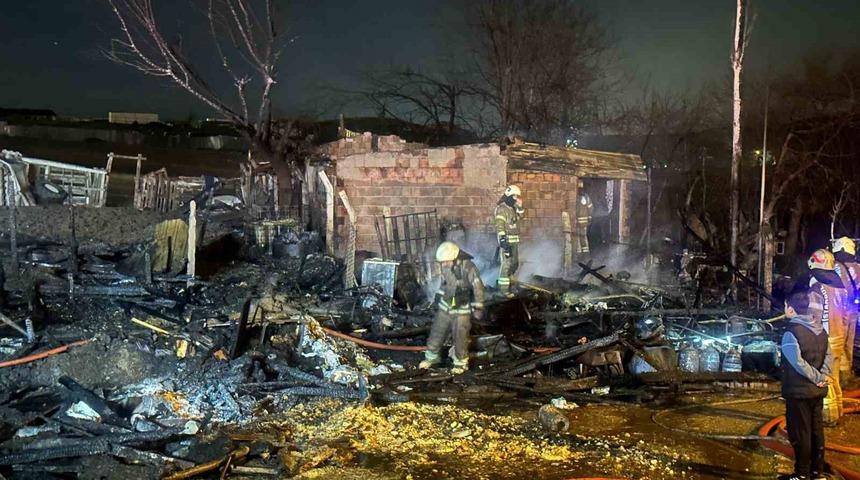 Başakşehir’de ahırda çıkan yangında 3 hayvan telef oldu