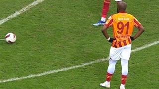 Ndombele'nin Ümraniyespor maçındaki kombini sosyal medyada gündem oldu! 'Hıyarlı baba' benzetmesi binlerce beğeni aldı
