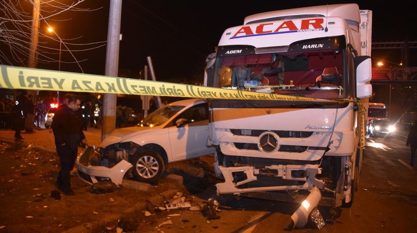 Şanlıurfa'da tır ile otomobil çarpıştı, 1 kişi öldü, 4 kişi yaralandı