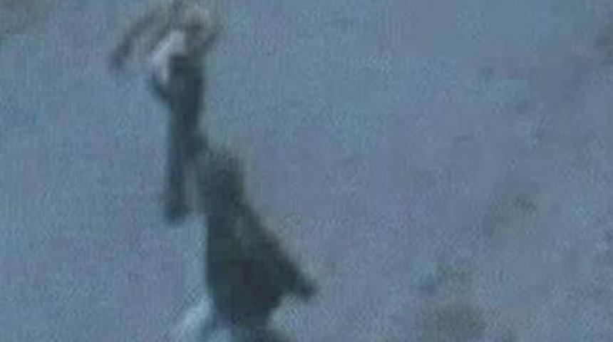 Sırtına saplanan bı&ccedil;akla hastaneye kaldırıldı