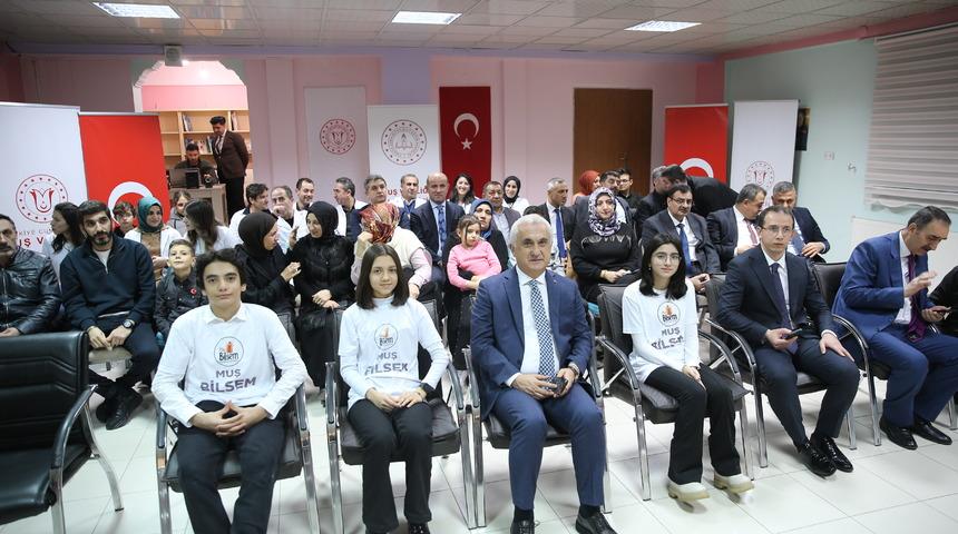 Muş Valisi Çakır ve projeleri uzayda test edilecek öğrenciler, Gezeravcı'nın yolculuğunu izledi