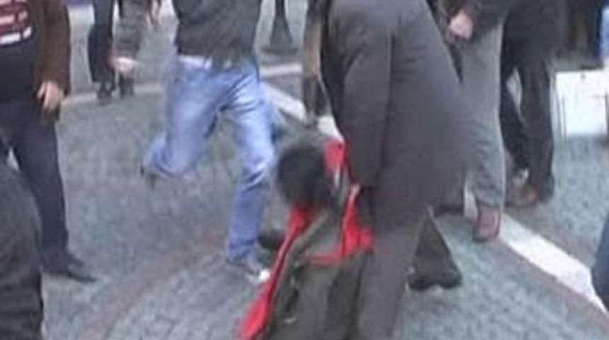 Eylemci kıza &ouml;ld&uuml;resiye dayak!