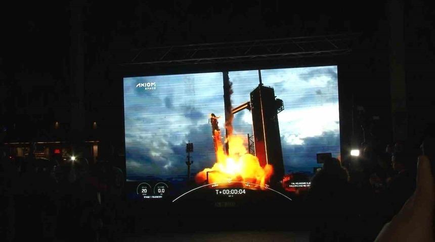 Türkiye’nin uzay yolculuğu başladı: İstanbullular Taksim Meydanı’nda canlı izledi