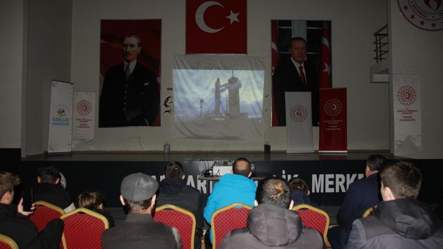Hakkarililer, astronot Gezeravcı'nın uzay yolculuğunu gençlik merkezinde takip etti