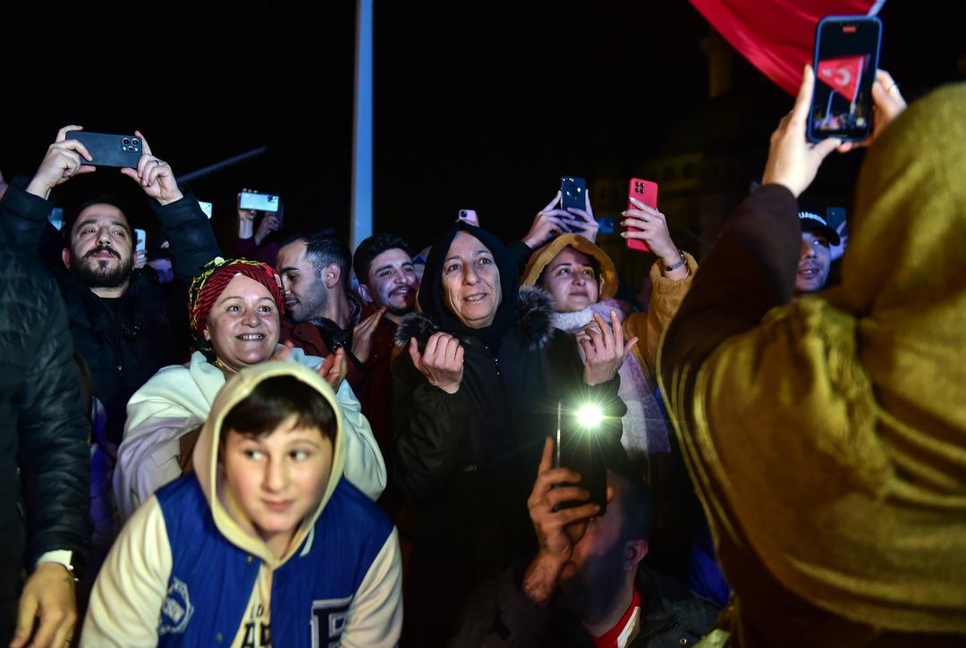 Kimi dua etti, kimi &ccedil;ığlık attı! "Ellerini değil ayaklarını &ouml;p&uuml;yorum"