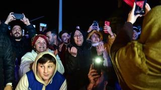 Kimi dua etti, kimi çığlık attı! Ellerini değil ayaklarını öpüyorum