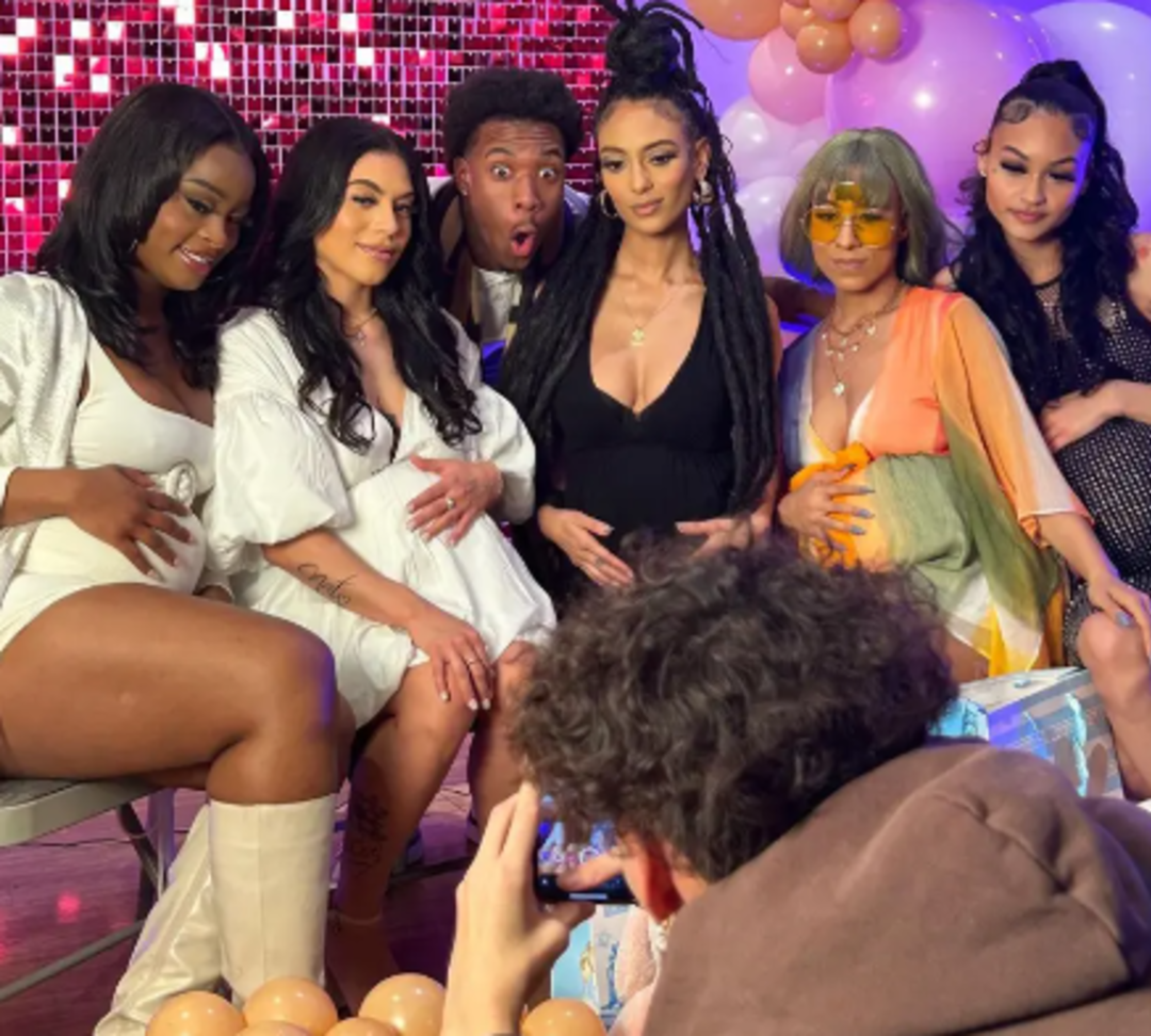 Amerikalı &uuml;nl&uuml; şarkıcı aynı anda hamile kalan 5 sevgilisi i&ccedil;in ortak parti d&uuml;zenledi! "Kardeş eşler olduk"