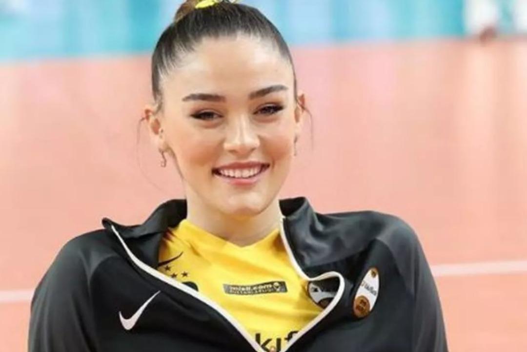 Zehra G&uuml;neş davet tarzıyla olay oldu! Sa&ccedil;ı, makyajı ve kıyafetiyle geceye damga vurdu! 'D&uuml;nyanın en g&uuml;zel kızı' 