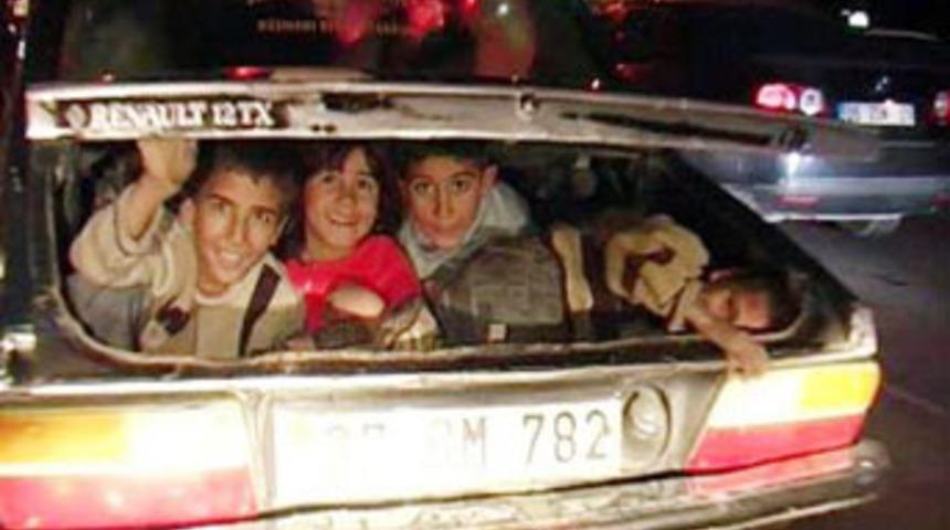 Bir otomobilde 13 kişi!