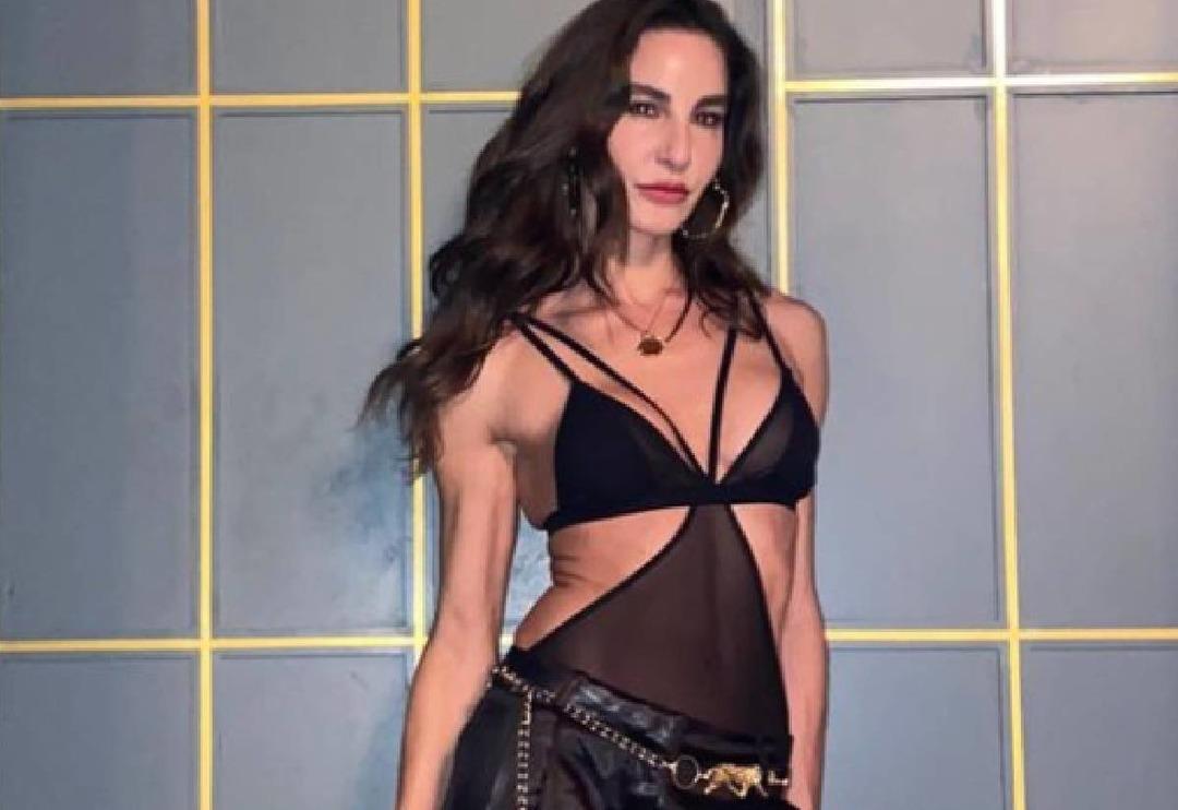 Terzi'nin yıldızı Ece S&uuml;kan bornozuyla poz verdi! Derin bacak dekoltesi olay oldu...