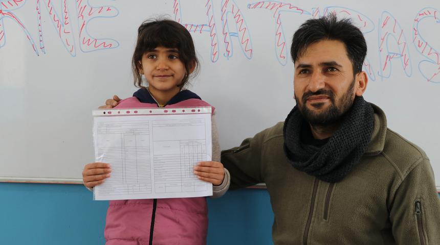 İki derslikli okulun tek öğrencisi karnesini aldı! Tek bir hayali var...