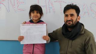 İki derslikli okulun tek öğrencisi karnesini aldı! Tek bir hayali var...