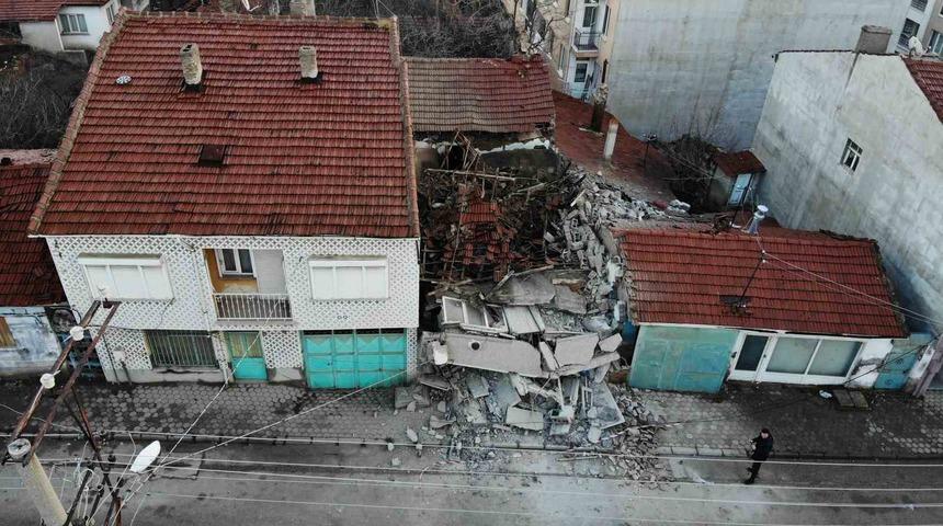 Yıkılan boş bina paniğe neden oldu