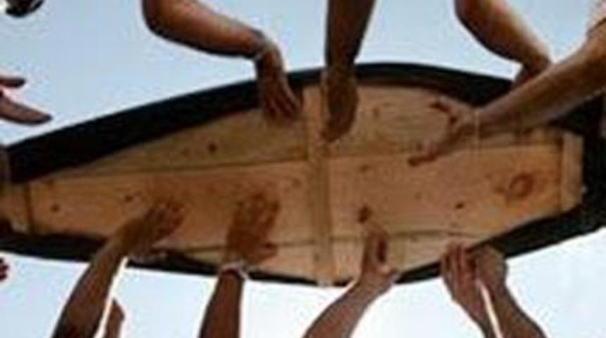 &Ouml;ld&uuml; sanılan bebek cenazede ağlayınca...