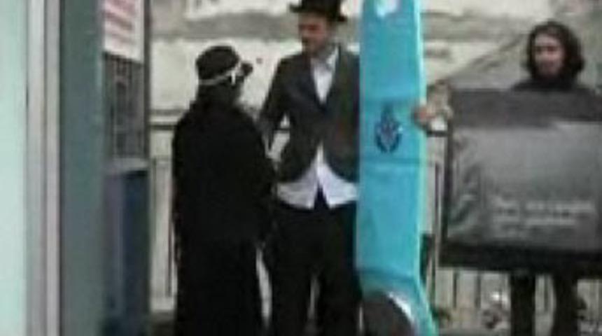 Charles Chaplin metrob&uuml;ste &ouml;ld&uuml;r&uuml;ld&uuml;