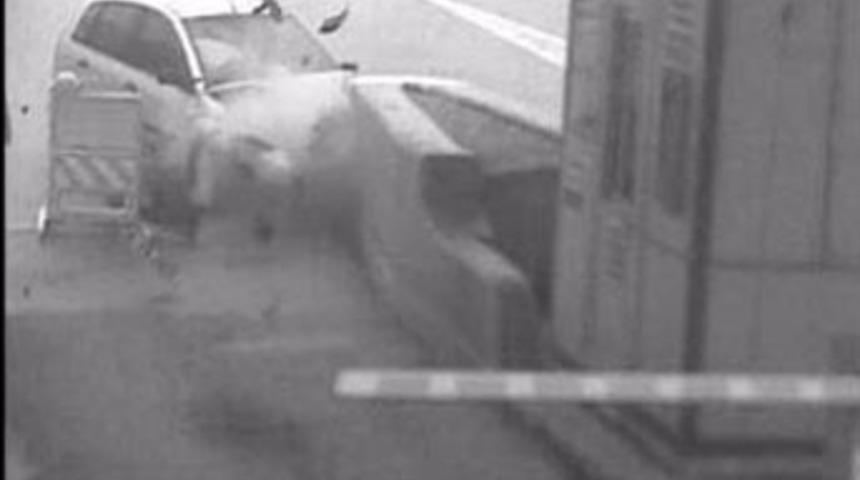 Kadın s&uuml;r&uuml;c&uuml; gişede kararsız kalınca...