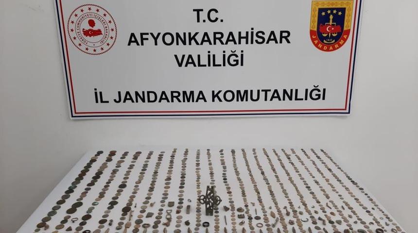 Mezarlık işçisinin evinden çıkanlar hayrete düşürdü! Tam 770 adet... Hemen gözaltına alındı